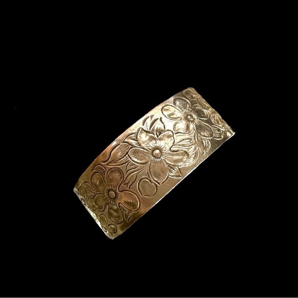 SALISBURY PEWTER, FLOWER OF THE MONTH, CUFF BRACELET. MONTH OF FEBRUARY. - Picture 4 of 7